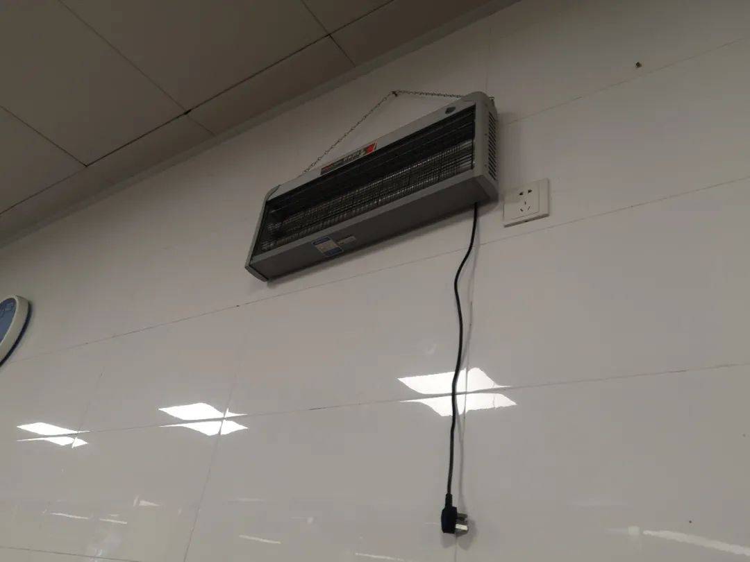 备餐间灭蝇灯位置不合理,应悬挂在入口处.