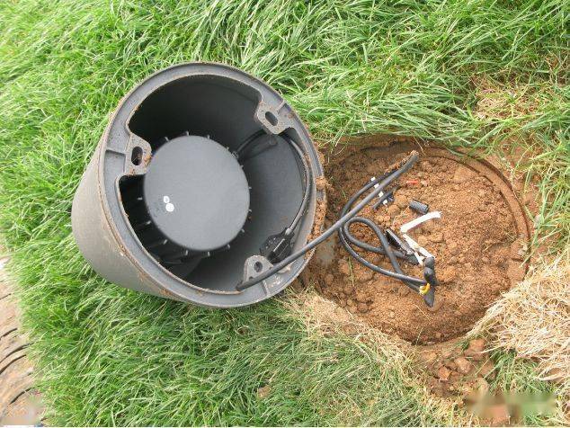 连接处应设置接地标识,铜芯软导线的截面积应与进入灯具的电源线截