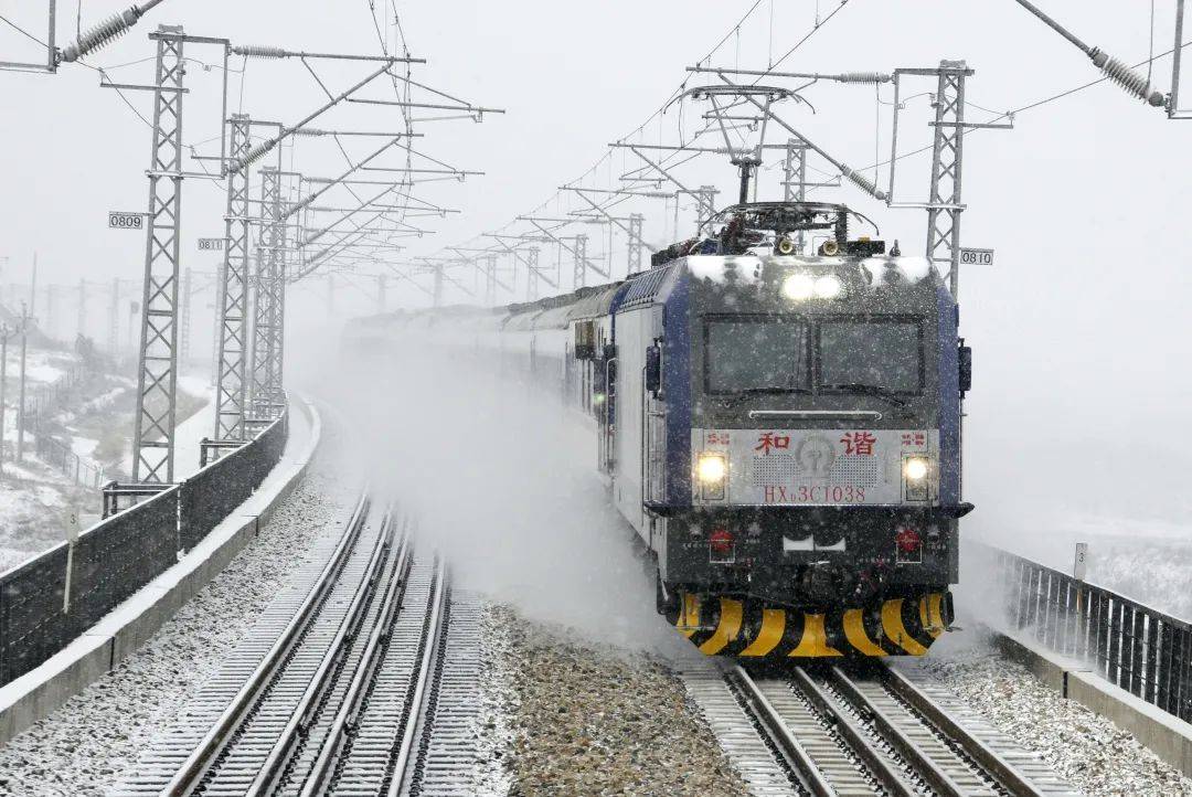 风笛声声唱响了四季的凯歌车轮滚滚跑出了中国速度从秋到冬 马不停蹄