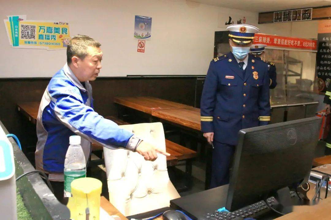 吴华礼支队长先后对万达广场,皇家至尊ktv,tnt酒吧进行夜查检查.