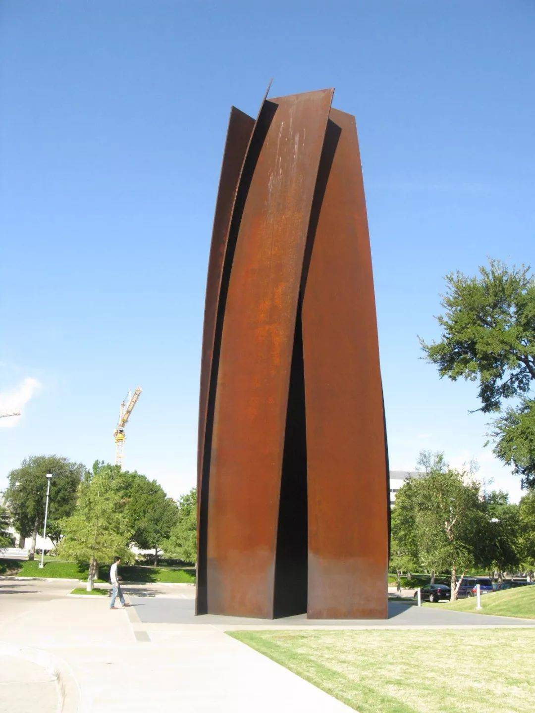 这件被拆掉的作品的名字叫《倾斜的弧》,作者是美国著名雕塑家理查德