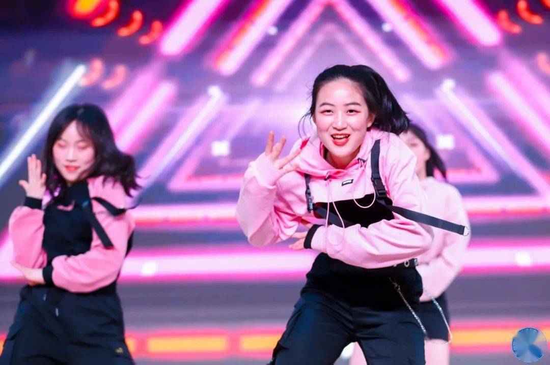 华伦中学迎新汇演辞旧迎新为进步而努力