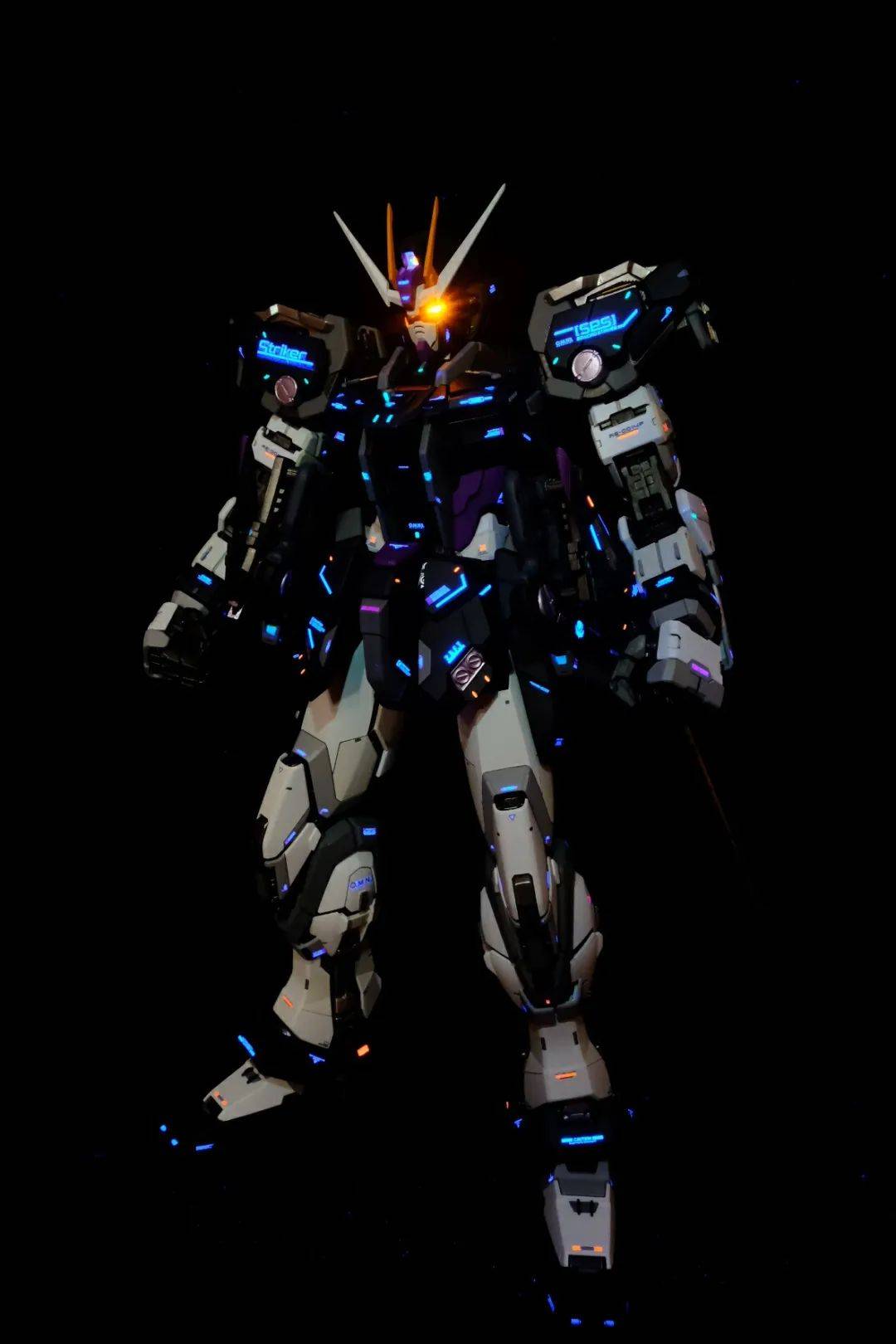 全笔涂漆黑强袭夜空中最亮的星