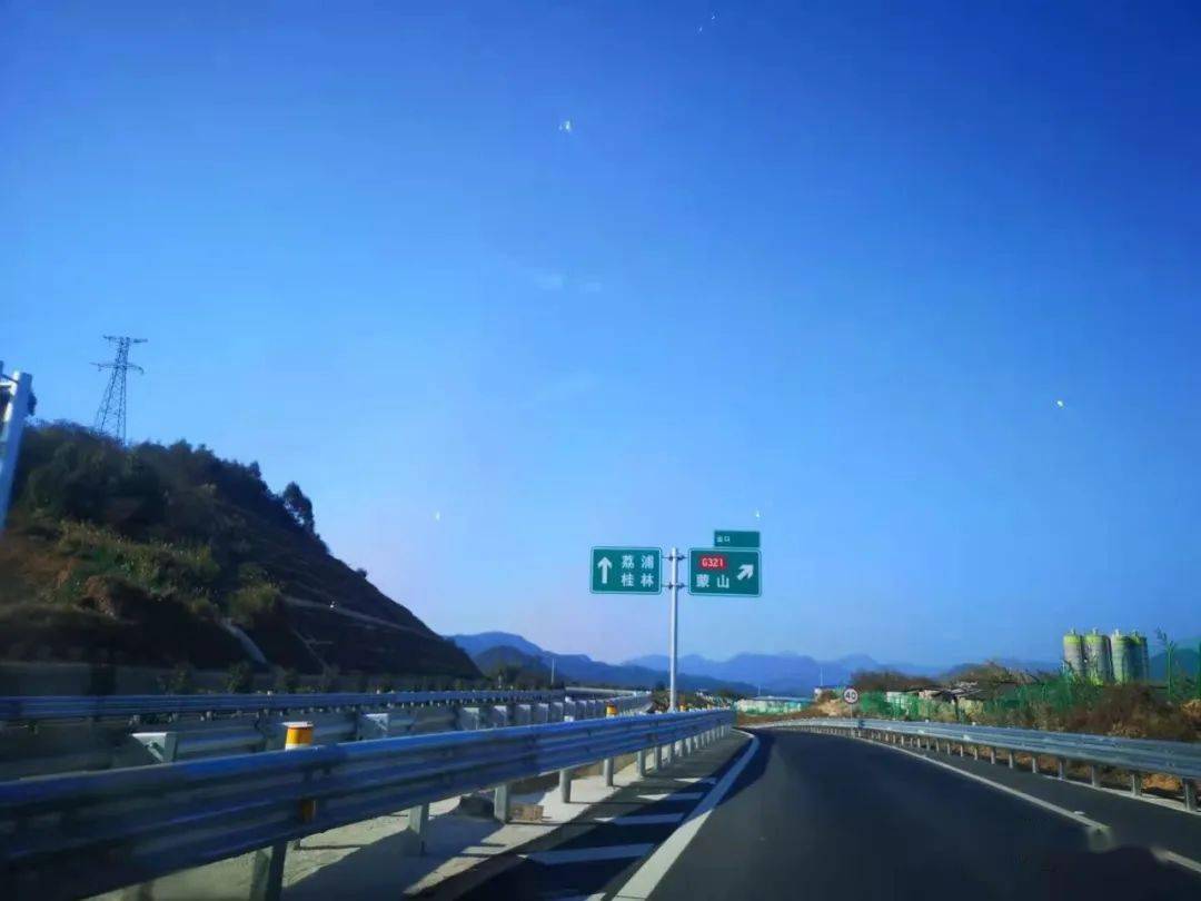 藤县人快来荔玉高速通车