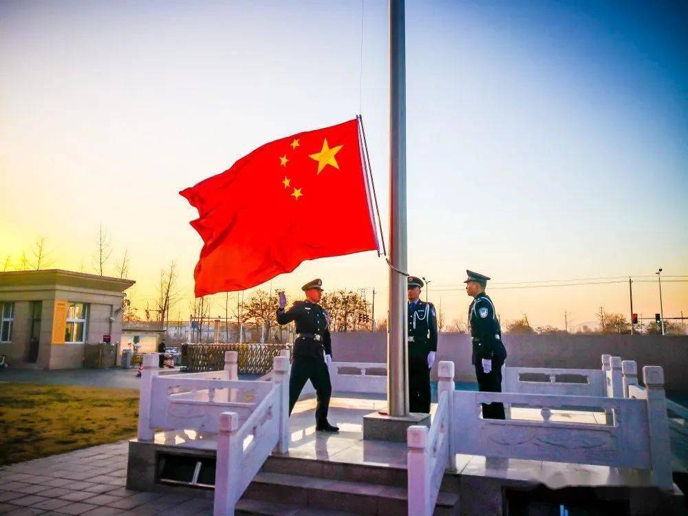 庆元旦迎新年新密市公安局隆重举行升国旗仪式