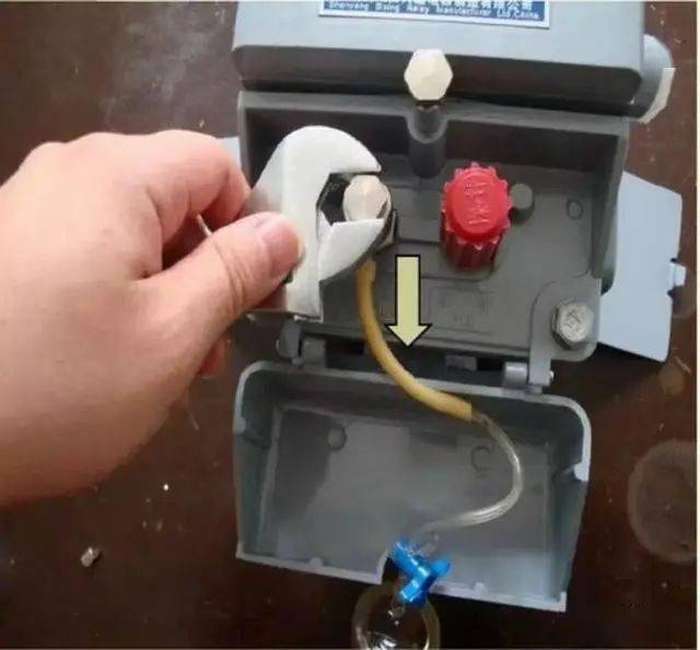 手把手教你主变本体瓦斯继电器取气方法这篇就够了