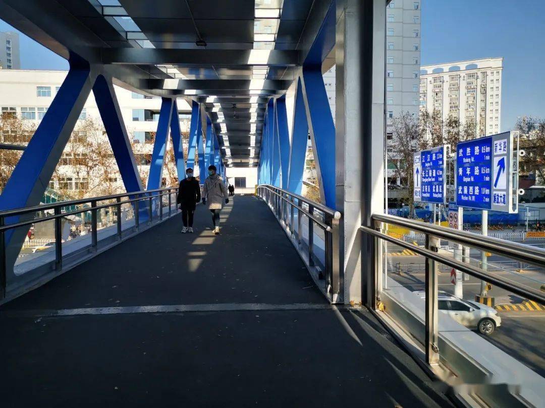 武汉这个过街天桥火了!很多人专程来打卡拍照,还有人朝它鞠躬