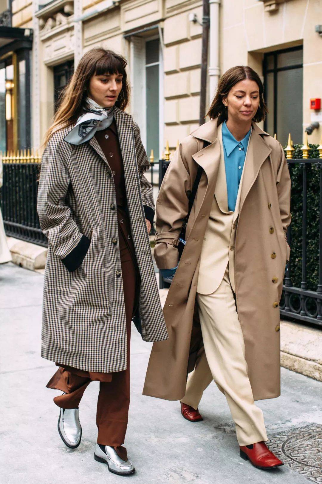 西装搭配超长风衣的时候,一双 短靴会让整个look更飒 ▼