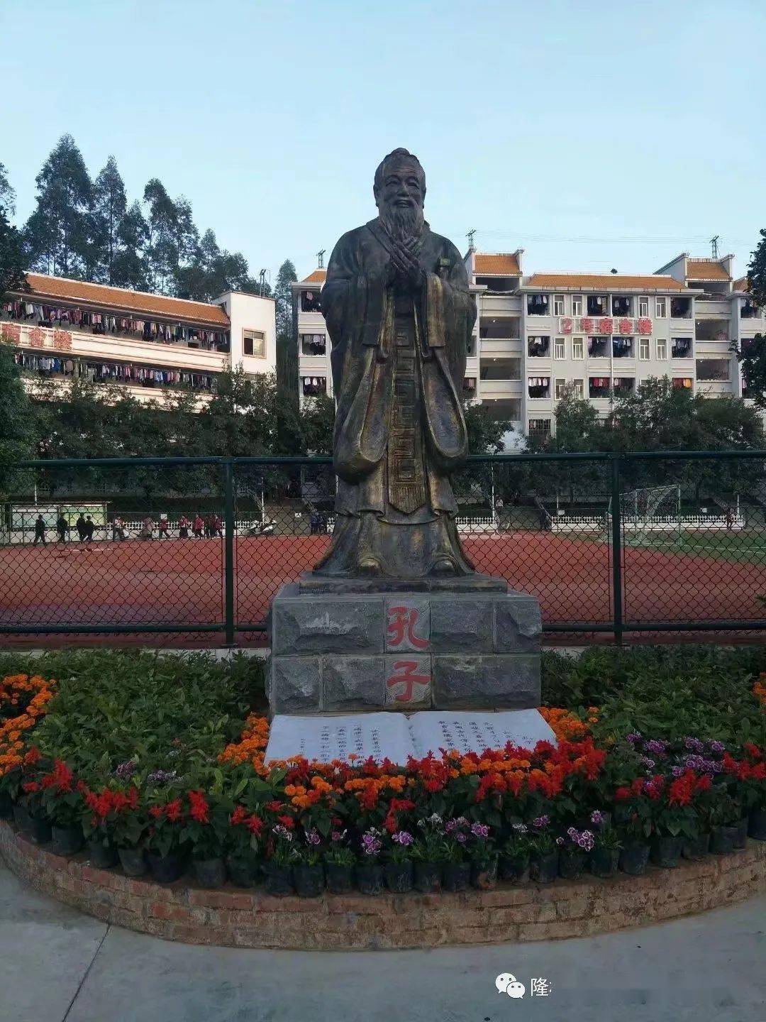 隆林二中的现代化风采,你还记得曾经的二中吗?_水淋