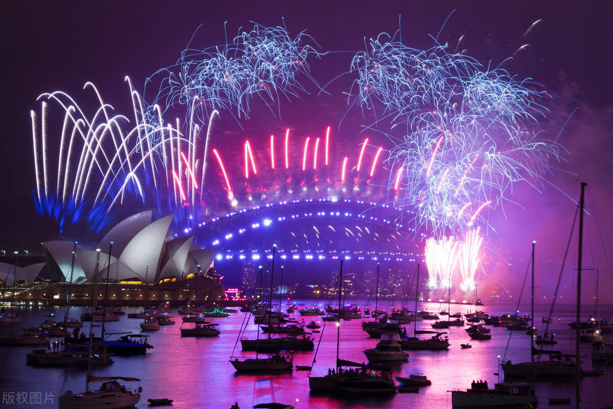 澳大利亚悉尼,当地烟花在空中绽放,庆祝新年.