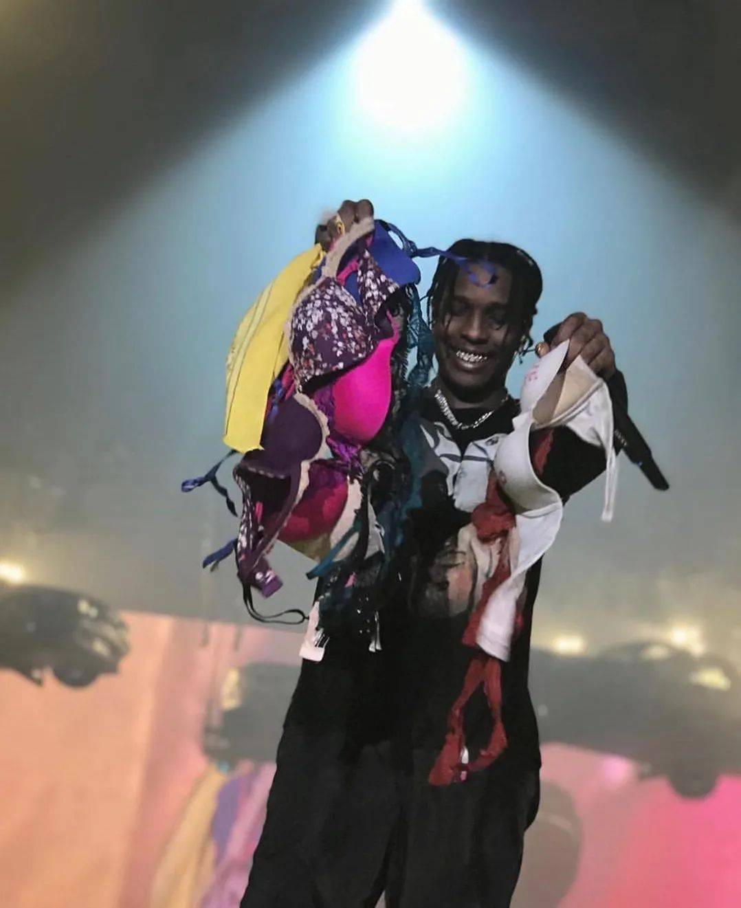 另一位是"正职时尚博主,副业rapper",舞台上又酷爱收内衣的"内衣店小