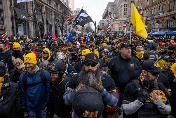 美国民众拖家带口上街头为特朗普发起示威游行,场面混乱不堪!