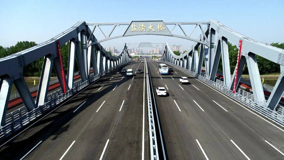 公司总经理张飞到盐城市赣江路大桥项目现场检查指导工作,详细了解