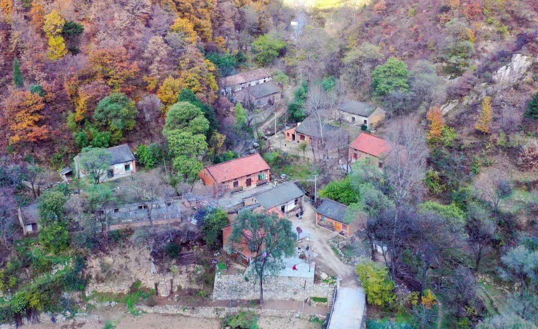 汤峪河村位于秦岭北麓的蓝田县汤峪镇腹地,距离西安市40余公里.