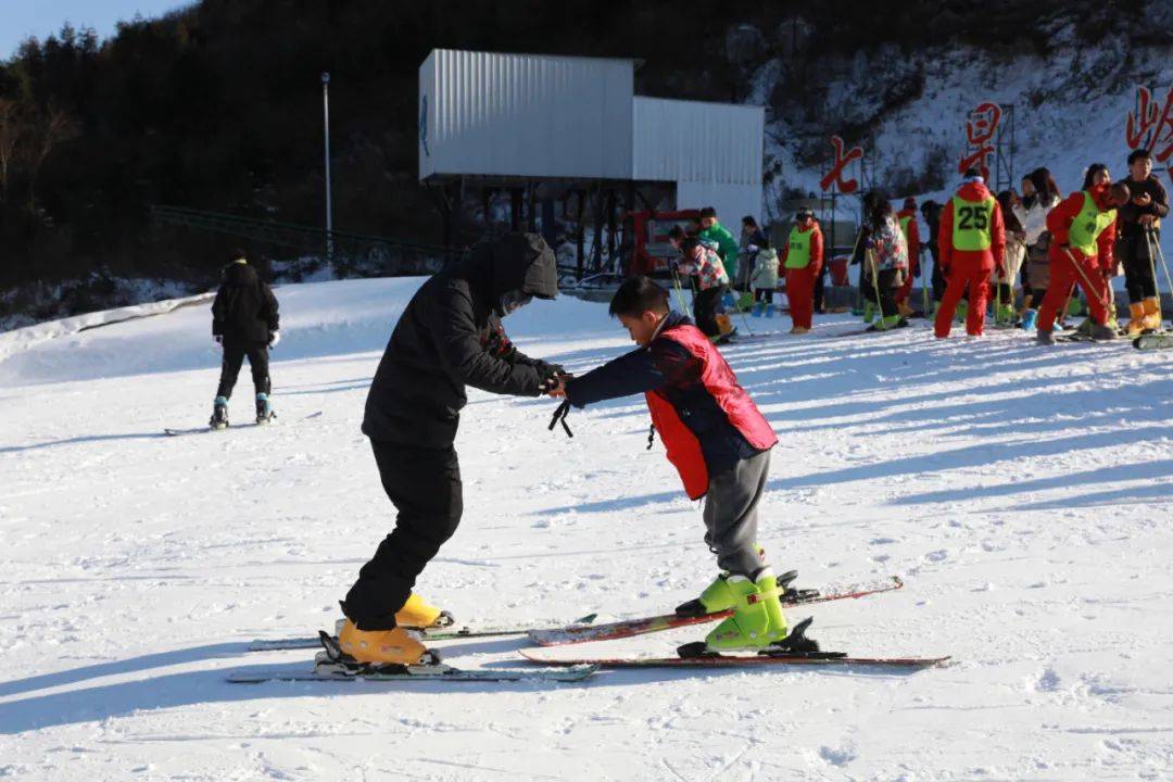 双人滑雪落叶飘图片图片