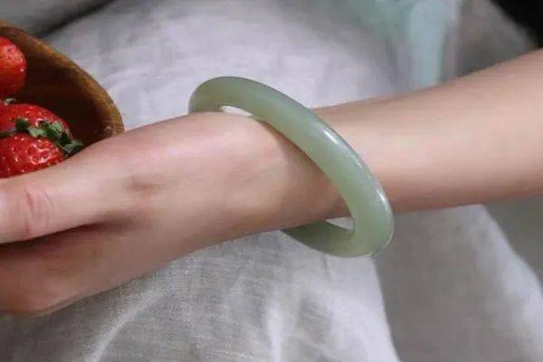 在这样的说法下,银手镯应该佩戴在右手,因为银首饰有排毒功效,戴在