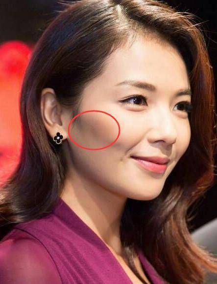 由于国内外审美差异,欧美妆比较喜欢打颧下阴影,让脸型更有立体感