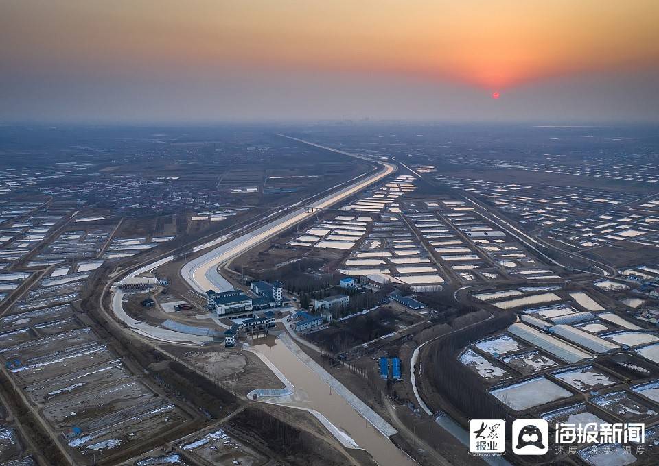 2021年1月3日,山东滨州,夕阳下的引黄济青工程沉沙池入口闸.