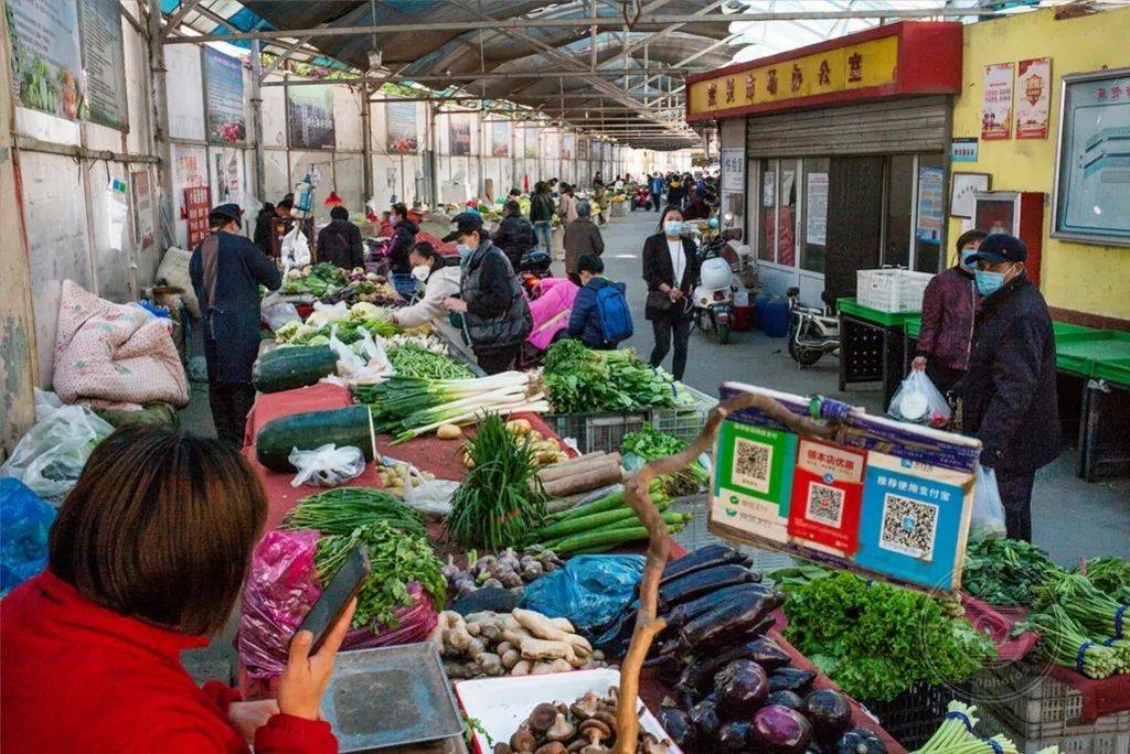 2020年4月22日下午,济南聚贤街菜市场卖各种蔬菜摊位没有一家是肯闲