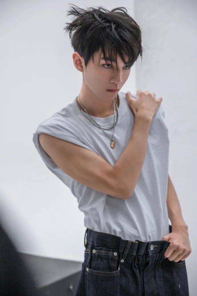 影视日报|献礼片《秀水泱泱》嘉兴南湖开机;王俊凯下颌线清瘦眼神凌厉