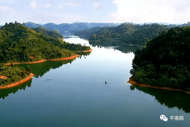 六陳水庫,距離平南縣城近50公里,1959年開始起建的人工湖泊.