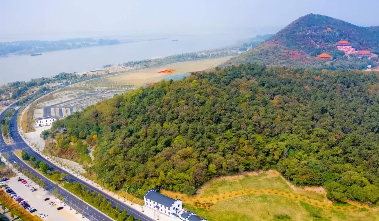 滨江湿地公园北临采石矶,西临长江,整个公园林绿山青,天蓝水碧,空气