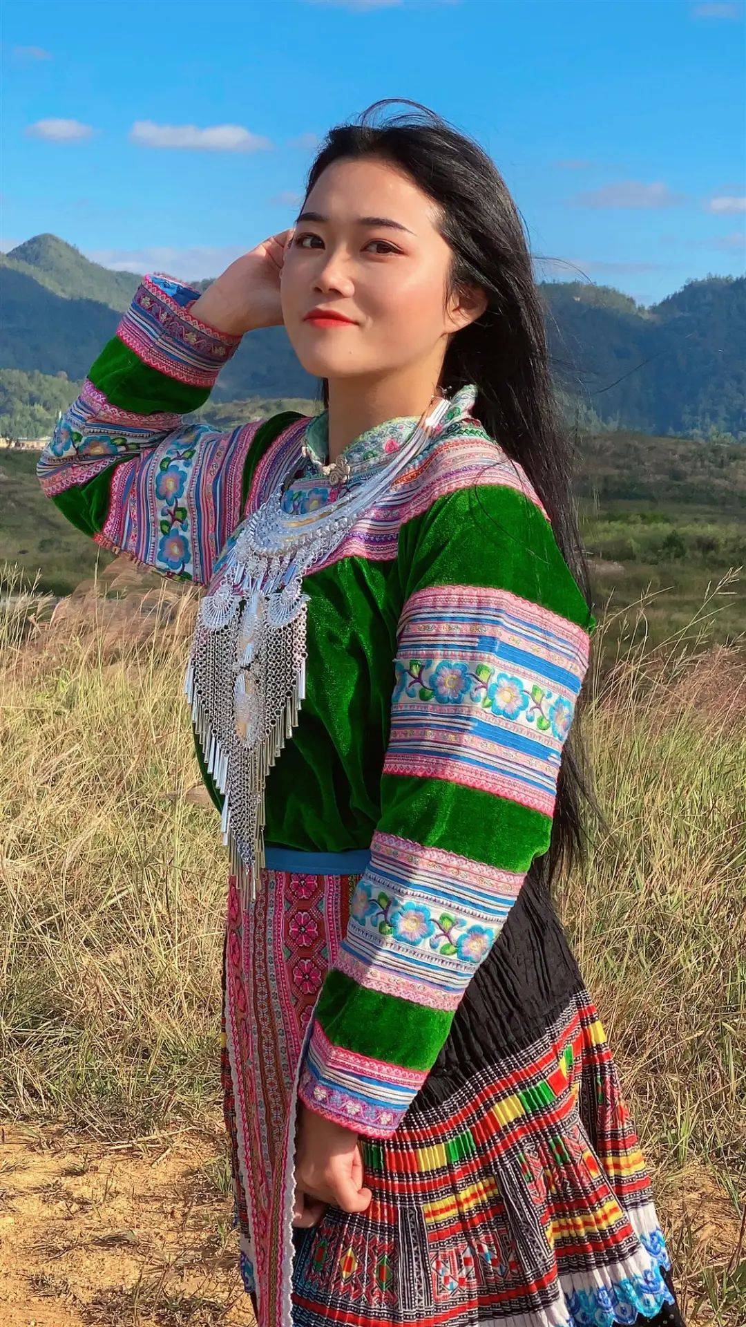 来自马关的苗族姑娘咪芬给大家带来了一首《天使之泪》,所有人都在这