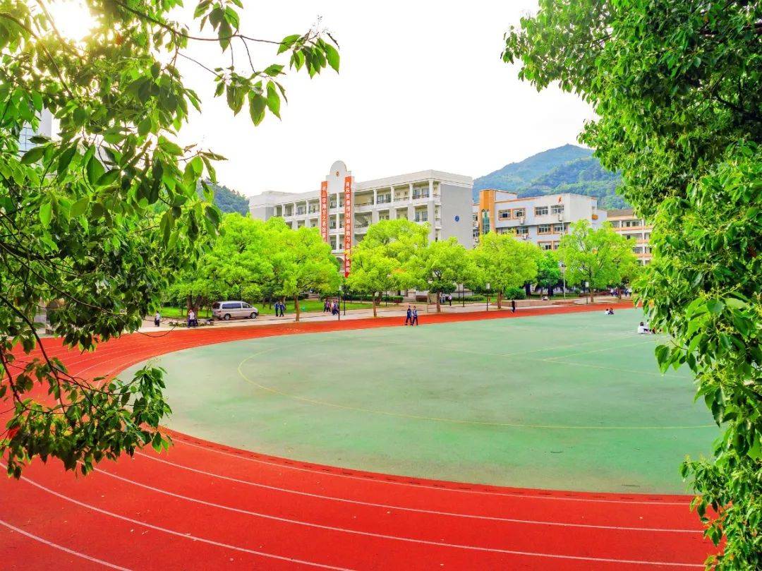 临海市外国语学校被评为浙江省园林式单位