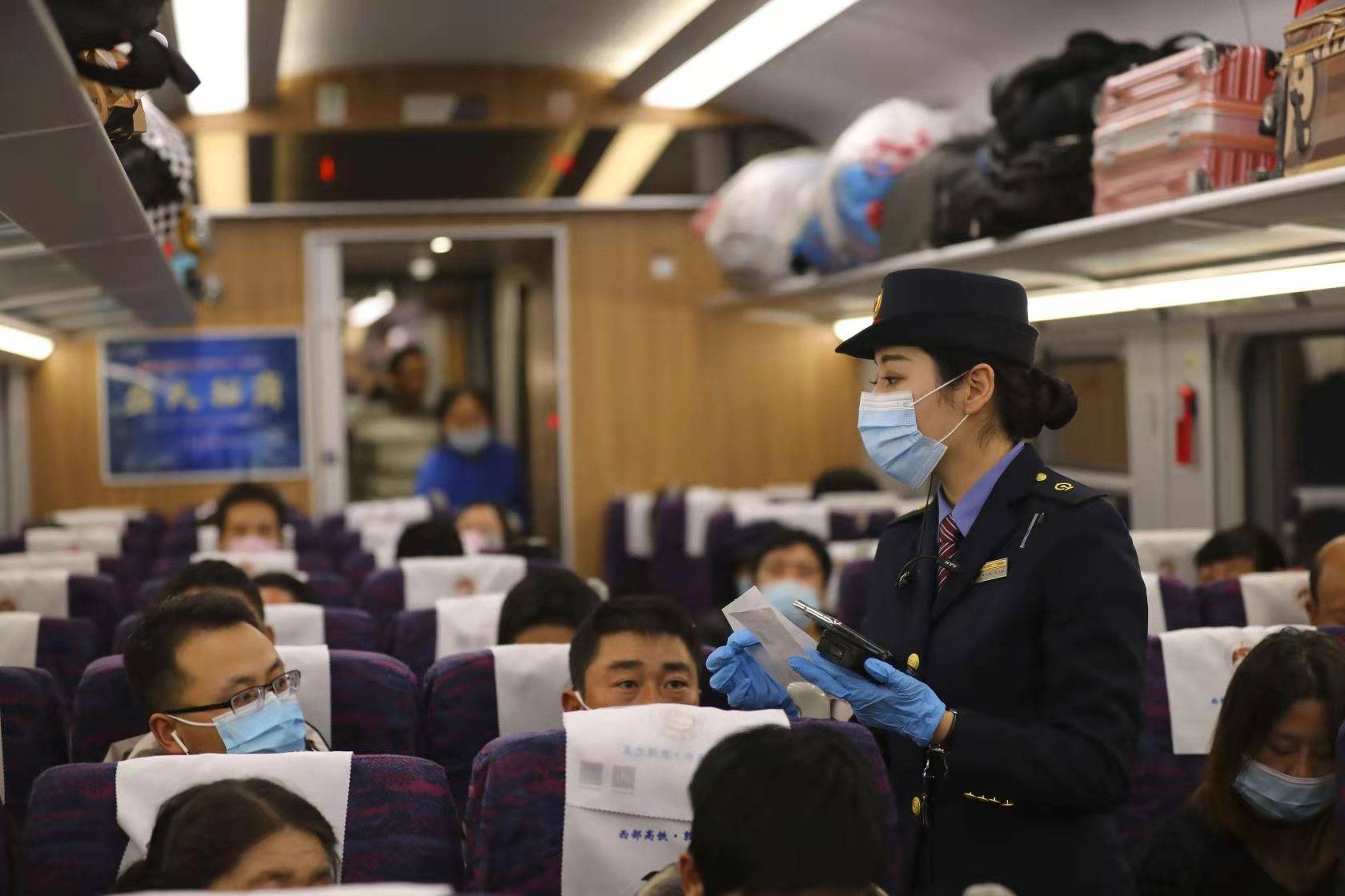 加强站台,旅客地道的巡查值守,对候车室空调,电热
