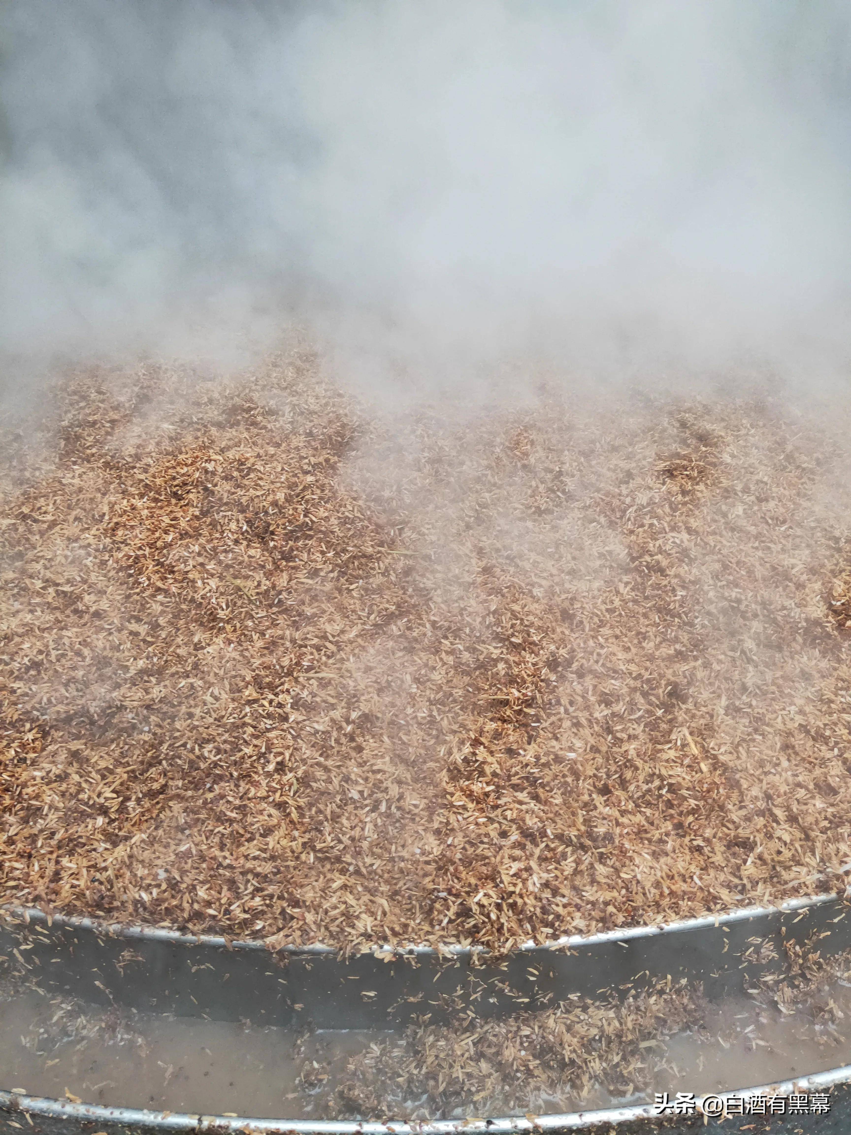 浓香型使用大曲发酵,也叫中高温曲,以大麦,小麦和豌豆为主,每斤酒曲的