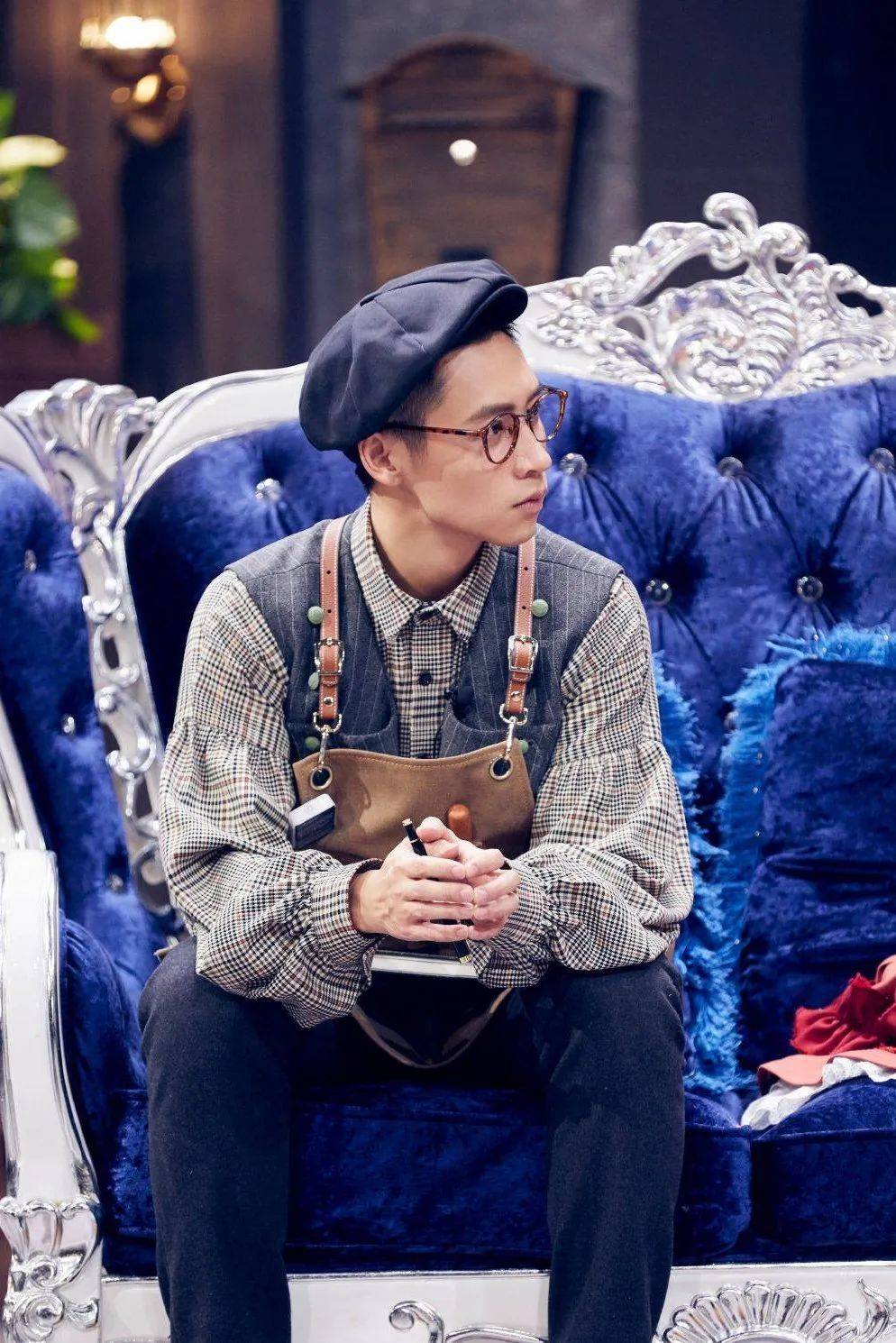 原图来源于微博@明星大侦探官微魏晨这套"木匠"造型充满元气感,格子