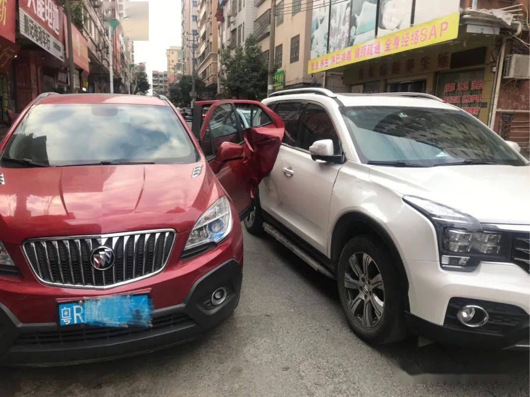 "开门杀"!梅花路一小车停车开门,后车避让不及刮到车门!