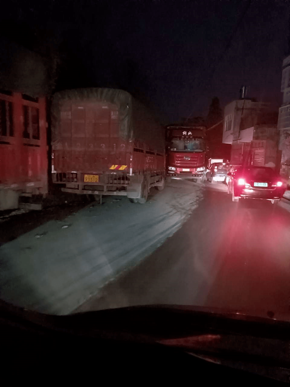 高山万和社区岗亭处发生一起车祸,一六岁男孩不幸身亡,砂砖厂违停堵车