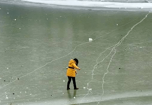 河南丨四个男子去钓鱼却看到惊魂一幕水里漂着个女娃露出个头眼还会动
