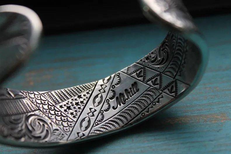 不只体现在表面,就连  银饰 内侧这些看不见的地方,同样经过精心雕刻