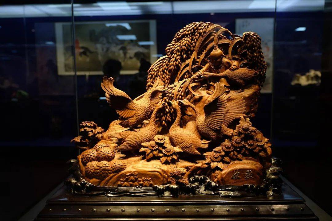 木雕作品《收获》也同样受到了爱好者们的青睐.