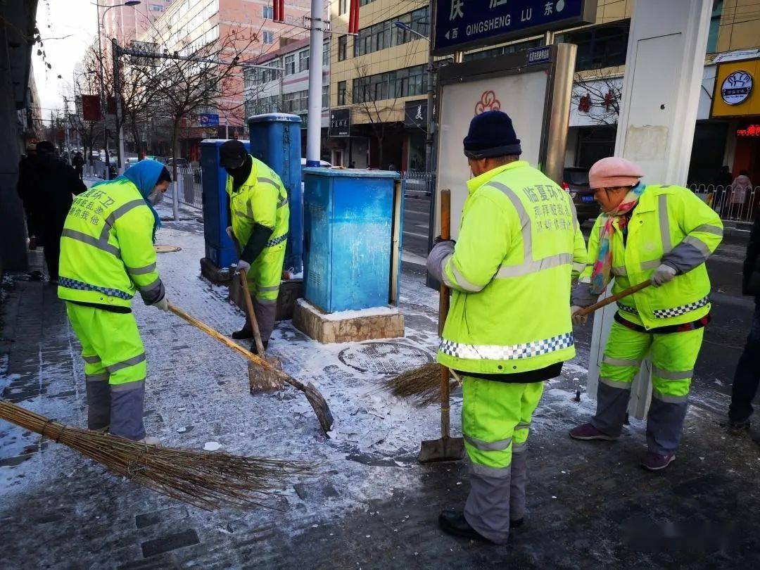 绿色丛林是这一时刻最亮眼的风景,身穿绿色马夹的环卫工人是这场风雪