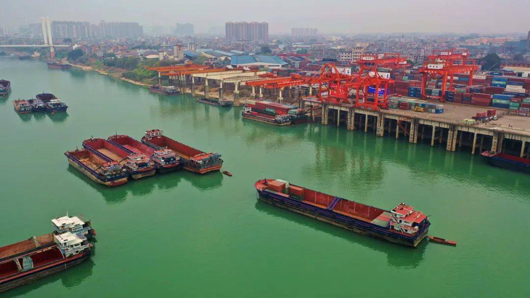 图片来源:贵港宣传据了解,2020年贵港港货物吞吐量突破1亿吨,达1