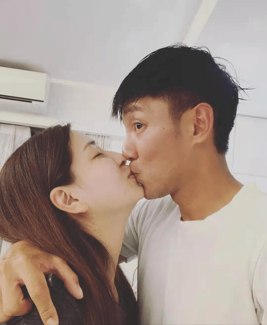 14年张颖康与太太庆祝相识纪念日车内吃甜品表白我爱你