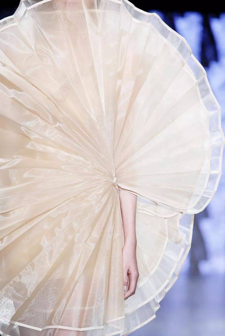 一眼惊艳3d打印技术的仿生植物叶脉服装时尚与艺术前卫兼具