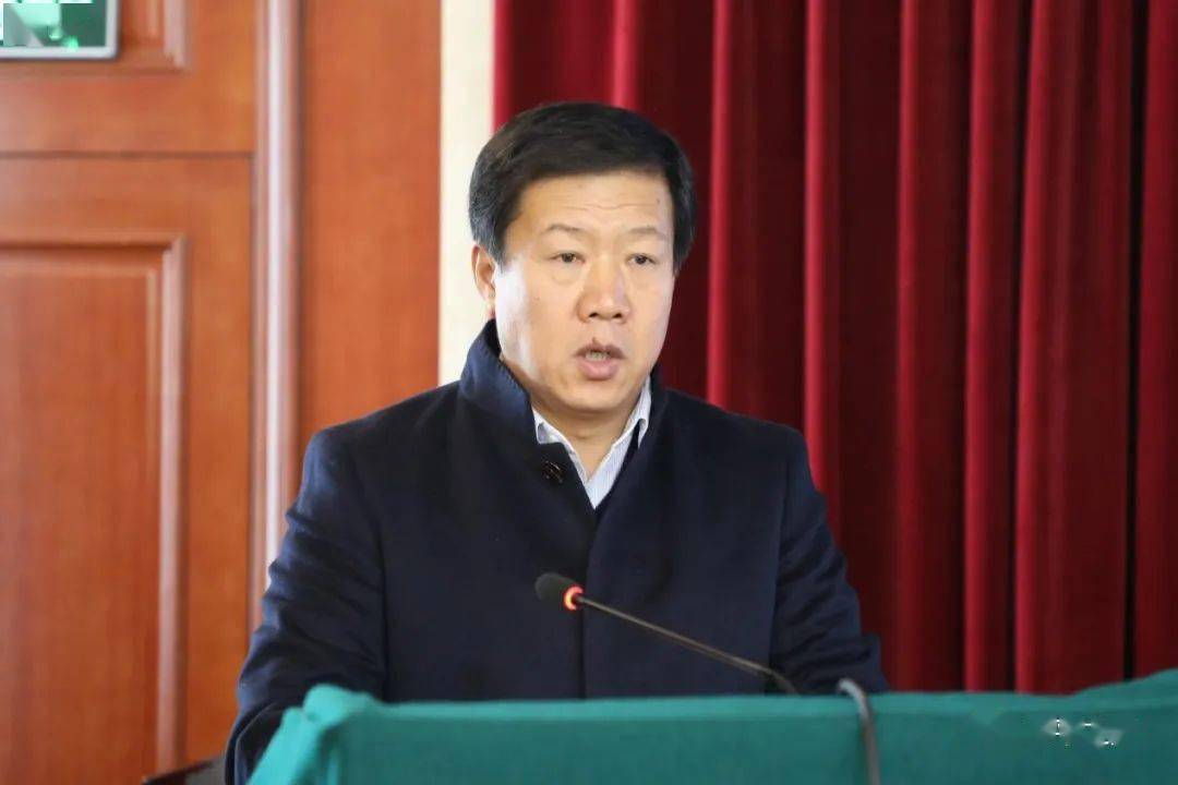 副市长贾文柱介绍了滨河新区基础设施规划建设情况.