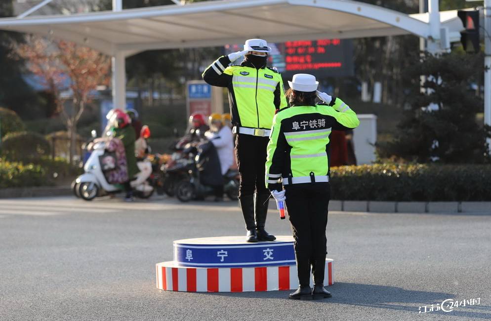 盐城女交警吉丹丹多大图片