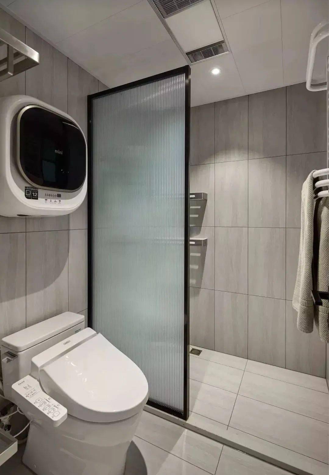 总的来说玻璃隔断更适合淋浴区大一些的,这样洗澡的时候也不容易磕