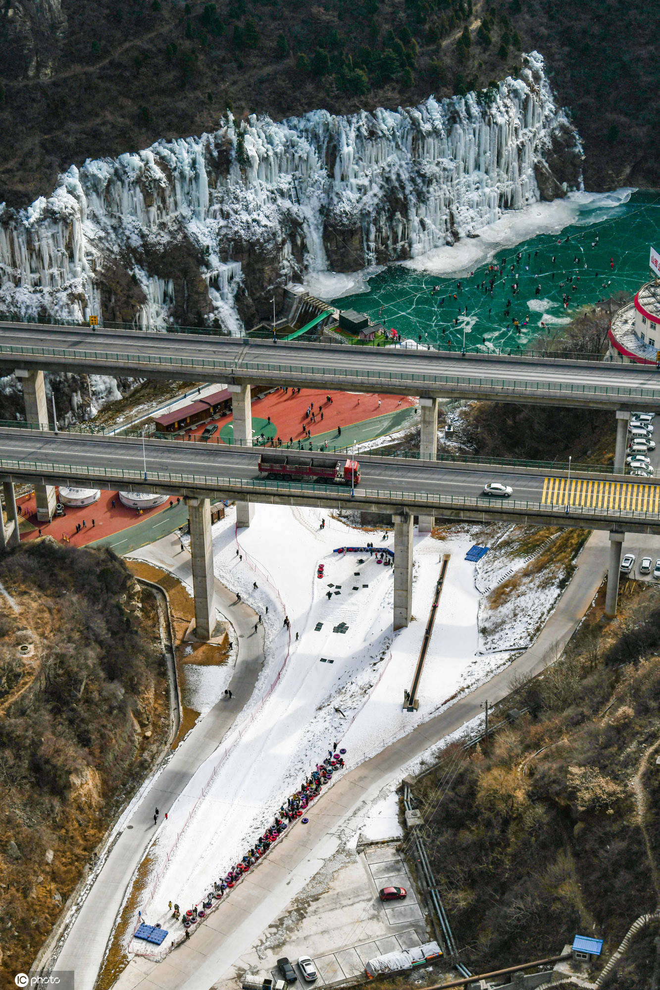 30米巨大冰挂悬于山上 太行山景区冬天游客暴增