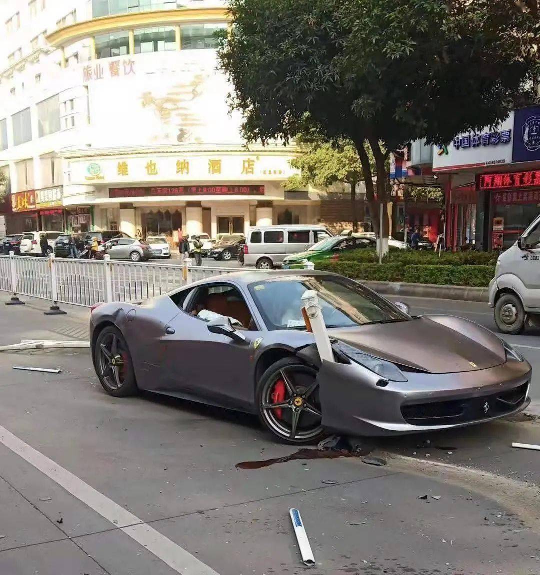 河源市区一部法拉利跑车撞上护栏,维修费可能要30万起