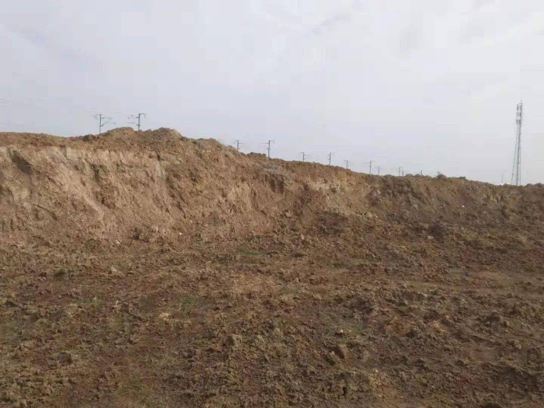 网友反映协议到期商合杭巢湖柘皋站站前的这些弃土堆咋整