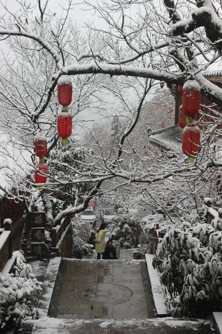 都江堰灵岩山新年第一场雪满是古风之美