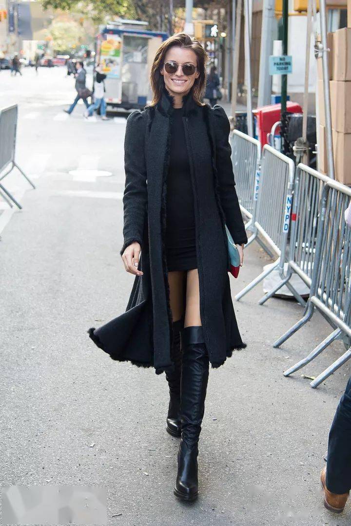长款大衣搭配针织裙和过膝长靴真是超级好看,有型又有范,性感又拉风.