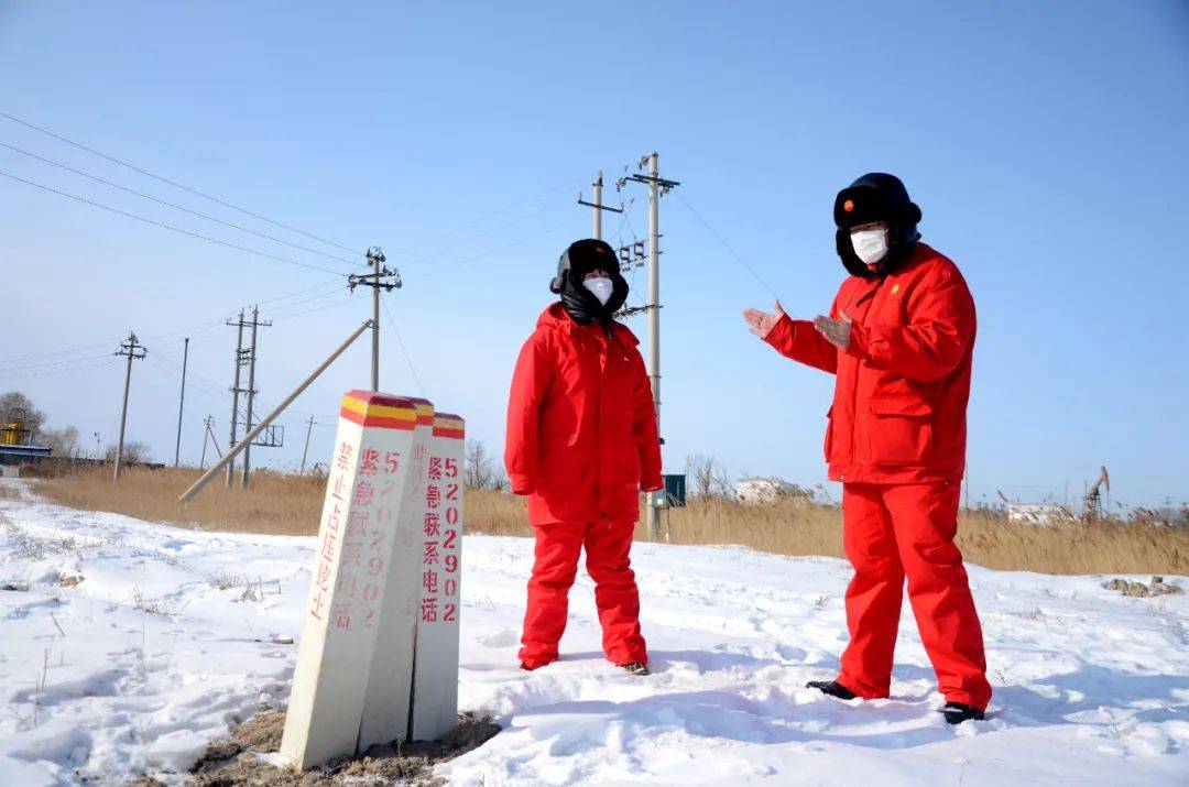中国石油:户外工作者爬冰卧雪 坚守一线入冬以来,西南石油局全面落实