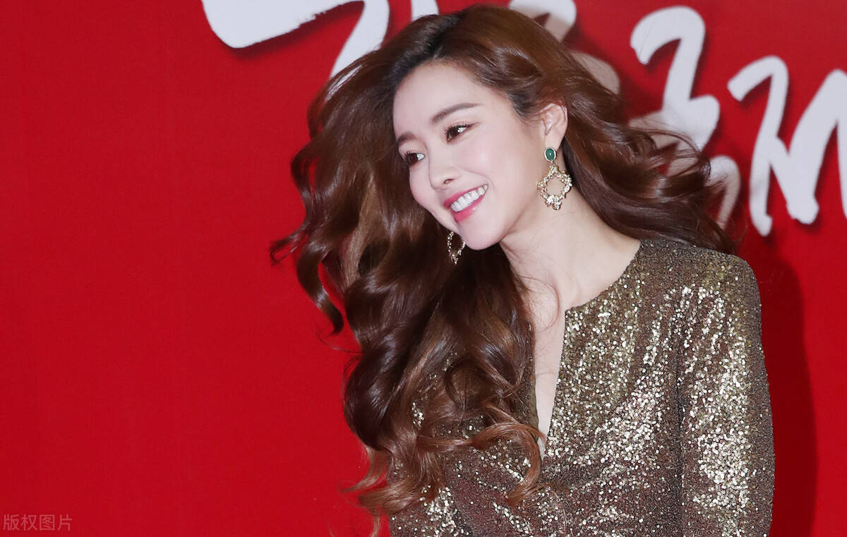 洪秀儿高跟鞋走路风格抢眼